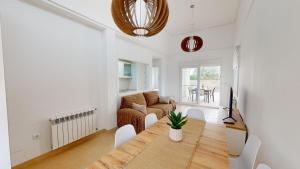 ein Wohnzimmer mit einem Tisch und einem Sofa in der Unterkunft Villa Jacaranda-A Murcia Holiday Rentals Property in Torre-Pacheco