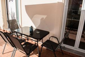 ハニア・タウンにあるStratos - Maria Houseのバルコニー(黒いテーブル、椅子付)