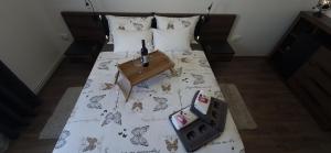 een slaapkamer met een bed met een tafel erop bij MC Centar Apartman in Pula