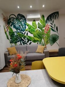 un soggiorno con divano e piante sul muro di 0541 Guest House Rimini a Rimini