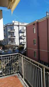 balkon z widokiem na budynek w obiekcie 0541 Guest House Rimini w Rimini