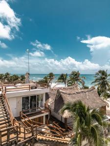 budynek na plaży z widokiem na ocean w obiekcie Niken Beachfront Tulum Hotel w mieście Tulum