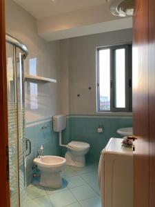 uma casa de banho com 2 WC e um lavatório em M&R Boutique Apartment in Orikum em Orikum