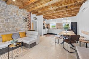 ein Wohnzimmer mit Sofa und Tisch in der Unterkunft Villa Pietro Comfortable holiday residence in Čabrunići