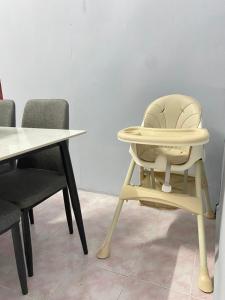 krzesło i stół oraz stół i krzesła w obiekcie RUMAH INAP 09 w mieście Arau