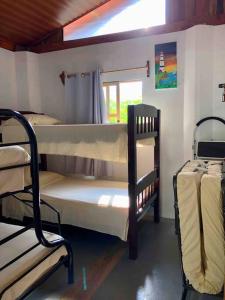 a room with two bunk beds and a window at Cabaña Puerto Carrillo (Santa Marta) in Hojancha