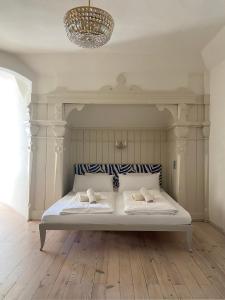 1 cama blanca con 2 almohadas en una habitación en Villa Streintz, en Millstatt