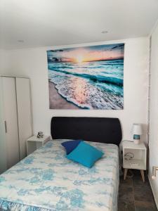 ポルティマンにあるApartamento Azul do Marのベッドルーム1室(壁に絵画が描かれたベッド1台付)