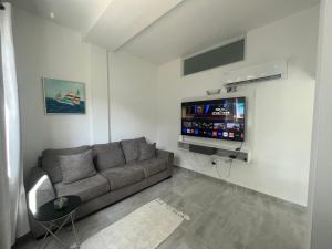 uma sala de estar com um sofá e uma televisão de ecrã plano em Las Gaviotas Puerto Del Rey Marina, & Ferries private access em Fajardo