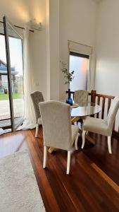 Posezení v ubytování Atico Duplex con terraza en Santander