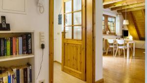 Knihovna v apartmánu