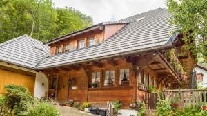 ein Holzhaus mit Metalldach in der Unterkunft Haus Miriam in Münstertal