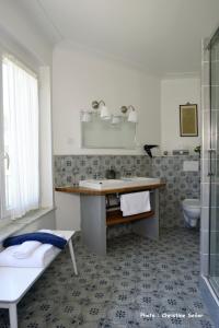 La salle de bains est pourvue d'un lavabo et de toilettes. dans l'établissement Un Nid en Camargue, à Salin-de-Giraud