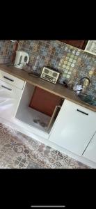 a kitchen counter with a counter top at Erdei Buborék in Szarvaskő