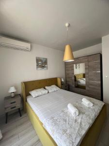 um quarto com uma cama com duas almofadas em Апартамент за гости “Диана” em Burgas