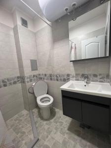 uma casa de banho com um WC e um lavatório em Апартамент за гости “Диана” em Burgas