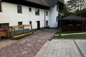 Das Gebäude in dem sich die Ferienwohnung befindet