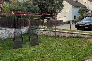 Ein Garten an der Unterkunft Pension Schmidt - Schwarzwaldnest - voll ausgestattetes Apartment