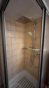 y baño con ducha y bañera. en Gemütliche Wohnung in Häusern, en Häusern