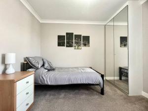 Postel nebo postele na pokoji v ubytování Cosy Modern Grimsby Home