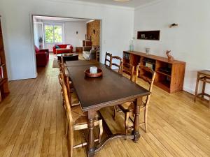 - une salle à manger et un salon avec une table et des chaises dans l'établissement Maison Des Pas Enchantés, à Saint-Sébastien-sur-Loire