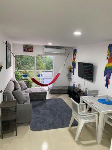 a living room with a couch and a hammock at Apartamento amoblado (Coveñas) in Coveñas