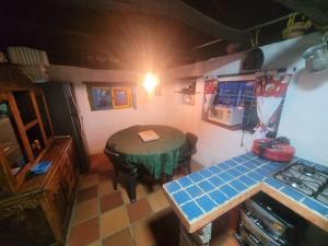 vista sul soffitto di una cucina con tavolo e tavolo di Finca La Aurora a Tibasosa