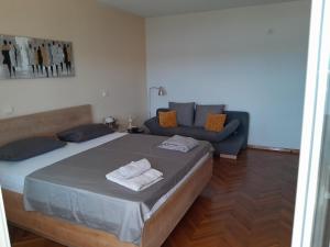 sypialnia z dużym łóżkiem i kanapą w obiekcie Apartment L w Trogirze