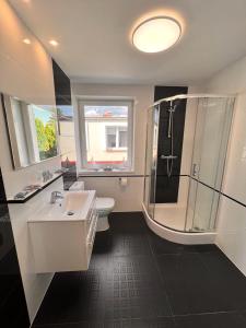 La salle de bains est pourvue d'une douche, d'un lavabo et de toilettes. dans l'établissement CHARZYKOWSKIE TARASY, à Charzykowy