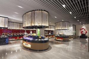 فندق نورثيرن شانغهاي في شانغهاي: a large lobby with a buffet tasteyasteryasteryasteryasteryasteryasteryasteryastry