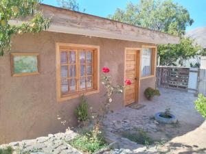 uma pequena casa com uma porta e uma janela em Cabaña y Depto Puclaro em Vicuña