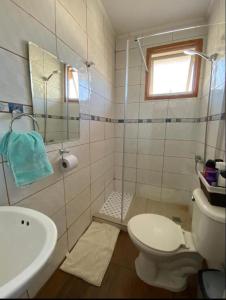 ein Badezimmer mit einem weißen WC und einem Waschbecken in der Unterkunft Cabaña y Depto Puclaro in Vicuña