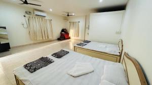 Rúm í herbergi á Stay On The Way Resort Mandwa Alibag