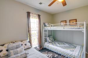- une chambre avec 2 lits superposés et un canapé dans l'établissement Horn Lake Home with Yard - 8 Mi to Graceland!, à Horn Lake