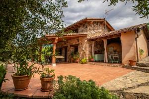 a house with a patio in front of it at Casa Mimosa in Candeleda