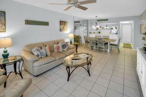 Гостиная зона в Siesta Key Escape Ground Floor Steps to Heated Pool and Free Trolley
