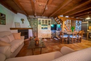 a living room with a couch and a table at Casa Mimosa in Candeleda