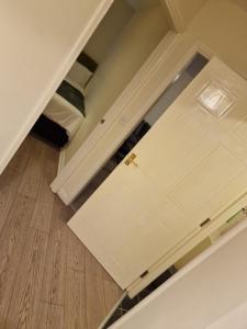 Habitación vacía con armario y suelo en 2 Bed 2 Bath Ensuite - FREE secure parking en Birmingham