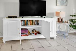 Телевизор и/или развлекательный центр в Siesta Key Escape Ground Floor Steps to Heated Pool and Free Trolley
