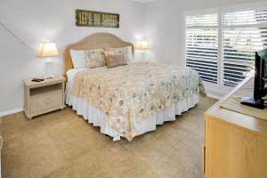 Кровать или кровати в номере Siesta Key Escape Ground Floor Steps to Heated Pool and Free Trolley