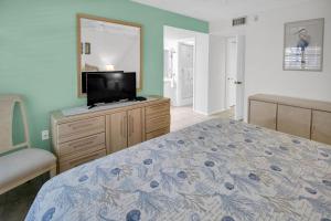 Кровать или кровати в номере Siesta Key Escape Ground Floor Steps to Heated Pool and Free Trolley