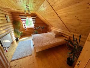 una vista aérea de un dormitorio en una cabaña de madera en Beautiful house en Pilipets