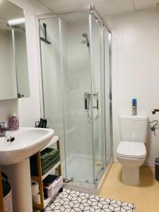 y baño con ducha, aseo y lavamanos. en Zeer trendy 2-bed penthouse op de Mar Menor Golf & Padel Resort, en Torre-Pacheco