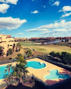 una vista aérea de un complejo con piscina en Zeer trendy 2-bed penthouse op de Mar Menor Golf & Padel Resort, en Torre-Pacheco