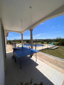niebieski stół do ping ponga na patio z widokiem w obiekcie Villa avec piscine privée w mieście Varès