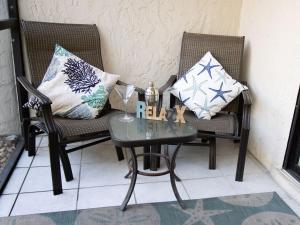 Гостиная зона в Siesta Key Escape Ground Floor Steps to Heated Pool and Free Trolley