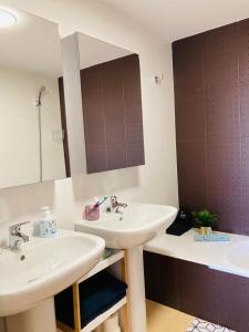 Baño con 2 lavabos y espejo en Zeer trendy 2-bed penthouse op de Mar Menor Golf & Padel Resort, en Torre-Pacheco