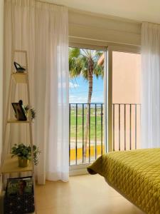1 dormitorio con ventana grande con vistas al océano en Zeer trendy 2-bed penthouse op de Mar Menor Golf & Padel Resort, en Torre-Pacheco