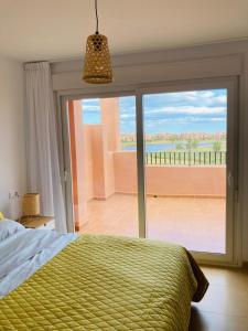1 dormitorio con 1 cama y una gran puerta corredera de cristal en Zeer trendy 2-bed penthouse op de Mar Menor Golf & Padel Resort, en Torre-Pacheco