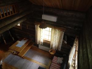 einen Blick über ein Zimmer mit einem Tisch und einem Fenster in der Unterkunft Kelola Cottage in Keyritty
